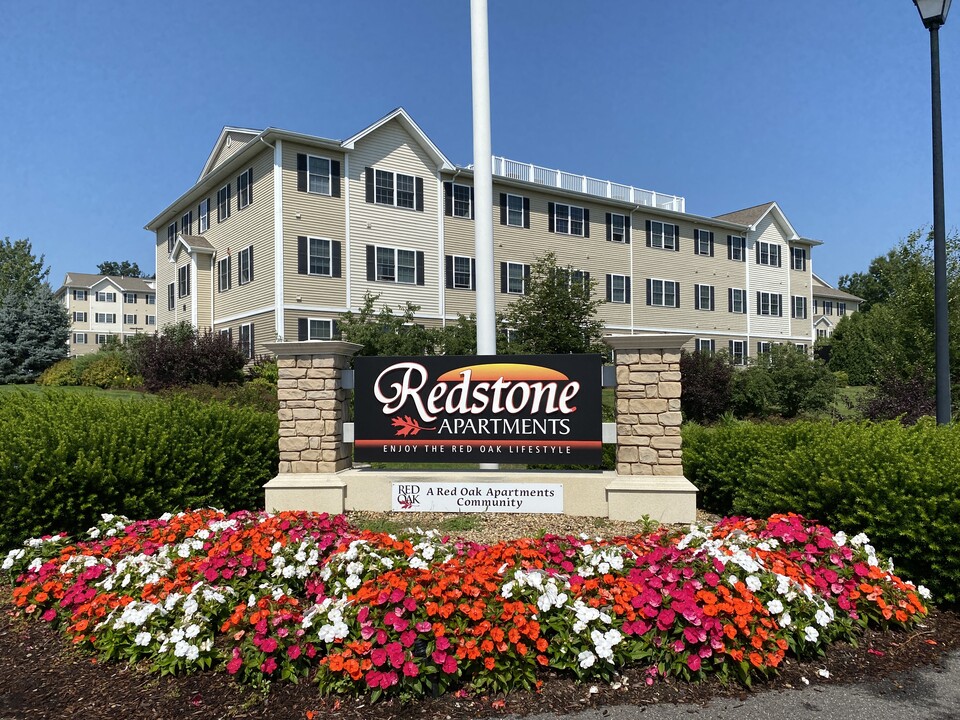 Redstone Apartments in Manchester, NH - Foto de edificio