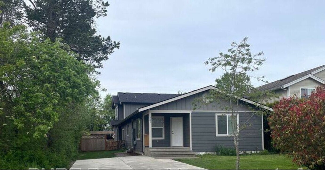 702 E St in Blaine, WA - Foto de edificio