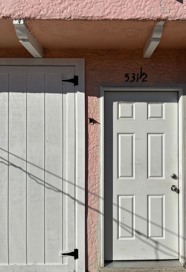 531 1/2 W 56th St in Los Angeles, CA - Building Photo - Building Photo