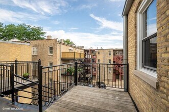 2852 W Rosemont Ave-Unit -2852-3 in Chicago, IL - Building Photo - Building Photo