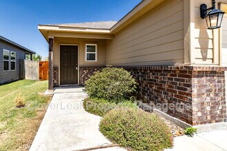 3027 Laguna Clfs in Converse, TX - Foto de edificio - Building Photo