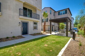 2317 Columba Gln in Escondido, CA - Building Photo - Building Photo
