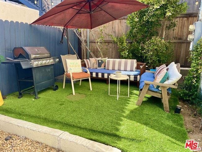 1205 N Orange Grove Ave in West Hollywood, CA - Building Photo - Building Photo