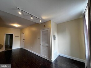 443 Fairmount Ave, Unit D in Philadelphia, PA - Foto de edificio - Building Photo