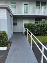115 Royal Pk Dr in Oakland Park, FL - Building Photo
