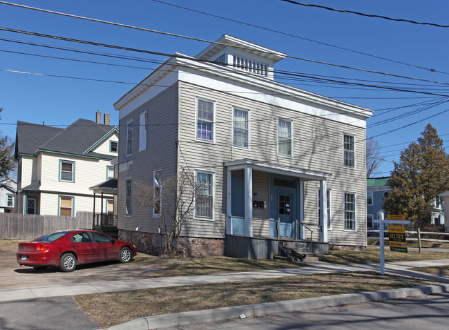 241 Cayuga St in Fulton, NY - Foto de edificio - Building Photo