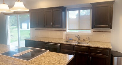 8071 Emery Rd in Lynden, WA - Building Photo - Building Photo