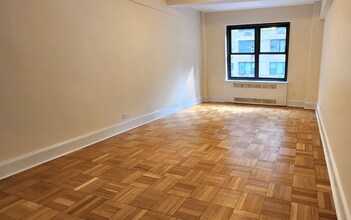 141 E 56th St in New York, NY - Building Photo - Building Photo