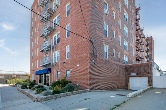 133 Beach 120th St in Rockaway Park, NY - Building Photo - Building Photo