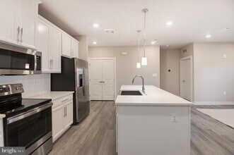 12875 Mosaic Pk Wy in Herndon, VA - Building Photo - Building Photo