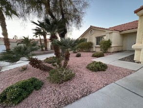 2752 Woodbine Ave in Henderson, NV - Building Photo - Building Photo