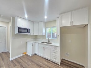 427 N Alexander St in San Fernando, CA - Foto de edificio - Building Photo