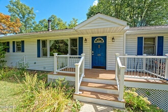 58 Beach Rd in Clifton Park, NY - Building Photo - Building Photo