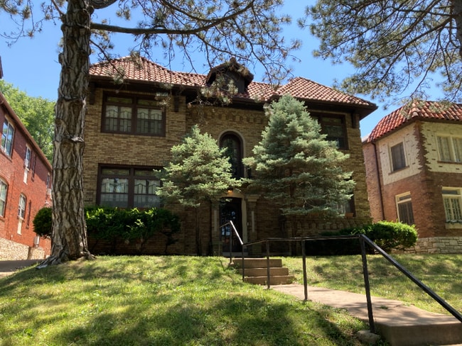 7212 Forsyth Blvd, Unit 1W