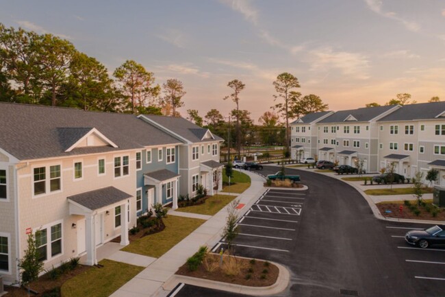 Riverwood Apartments & Townhomes in Wilmington, NC - Building Photo - Building Photo