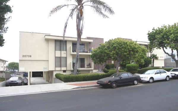 Palo Este Aprts in Torrance, CA - Building Photo