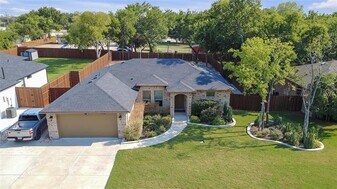5736 Bonnie Dr in Watauga, TX - Building Photo