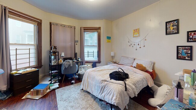 40 Mozart St, Unit 1 in Boston, MA - Foto de edificio - Building Photo