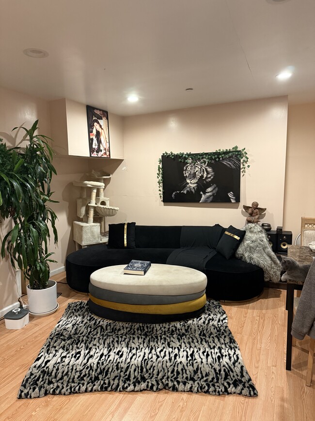 1350 Stradella Rd, Unit 2 in Los Angeles, CA - Building Photo - Building Photo