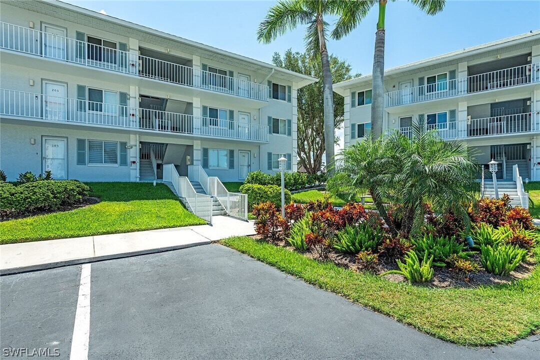 10684 Gulf Shore Dr in Naples, FL - Building Photo