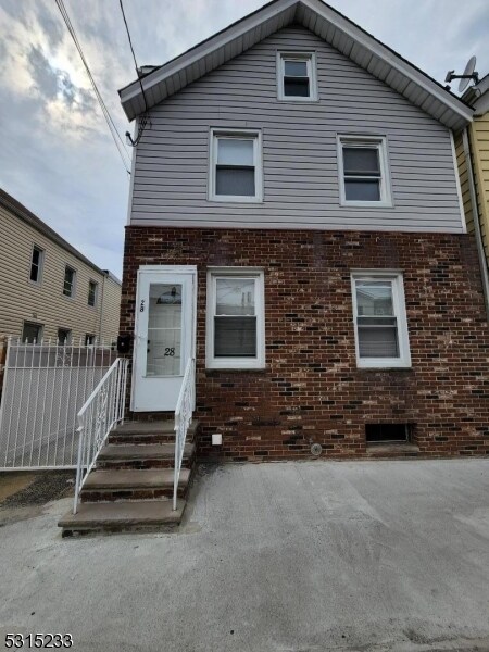 28 Smith St in Elizabeth, NJ - Building Photo