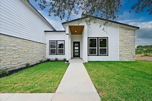 20105 Byrd Ave in Lago Vista, TX - Foto de edificio - Building Photo