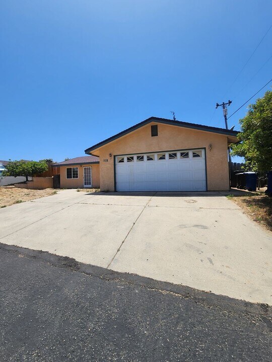 504 Robert Ct in Nipomo, CA - Building Photo
