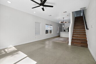 1906 E Crockett St in San Antonio, TX - Building Photo - Building Photo