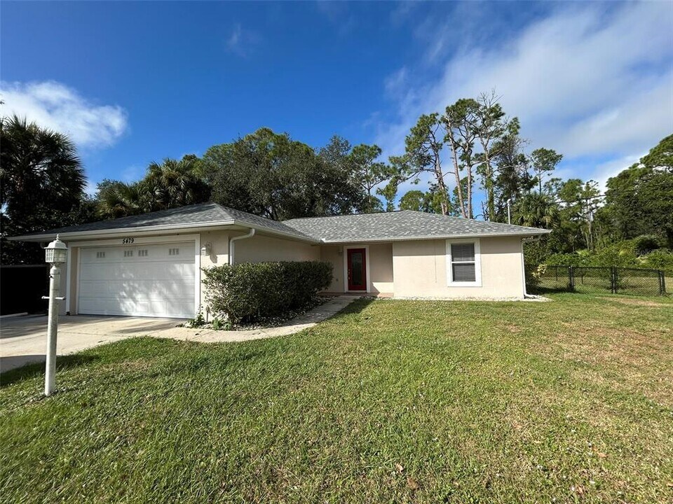 5479 Gannaway St in North Port, FL - Building Photo