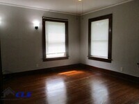 503 Hulman St photo'