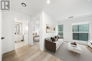 327 King St W in Toronto, ON - Building Photo