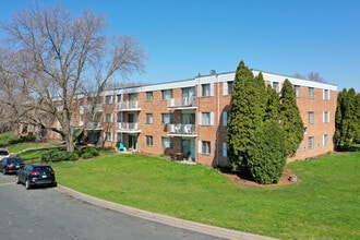 Charlton Park in West St. Paul, MN - Building Photo - Building Photo