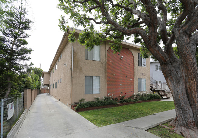 11942 Louise Ave in Los Angeles, CA - Building Photo - Building Photo