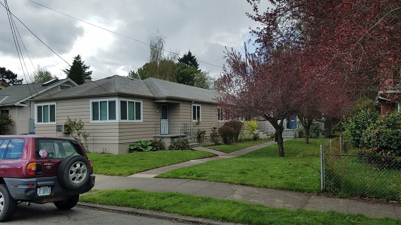 3968-3974 SE Gladstone St in Portland, OR - Building Photo