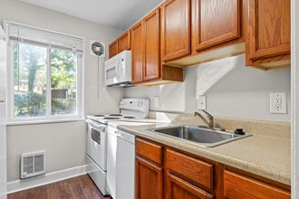 Columbia Grove Apartments in Arlington, VA - Foto de edificio - Interior Photo