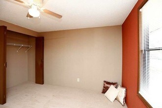 Heathmoore in Louisville, KY - Foto de edificio - Building Photo