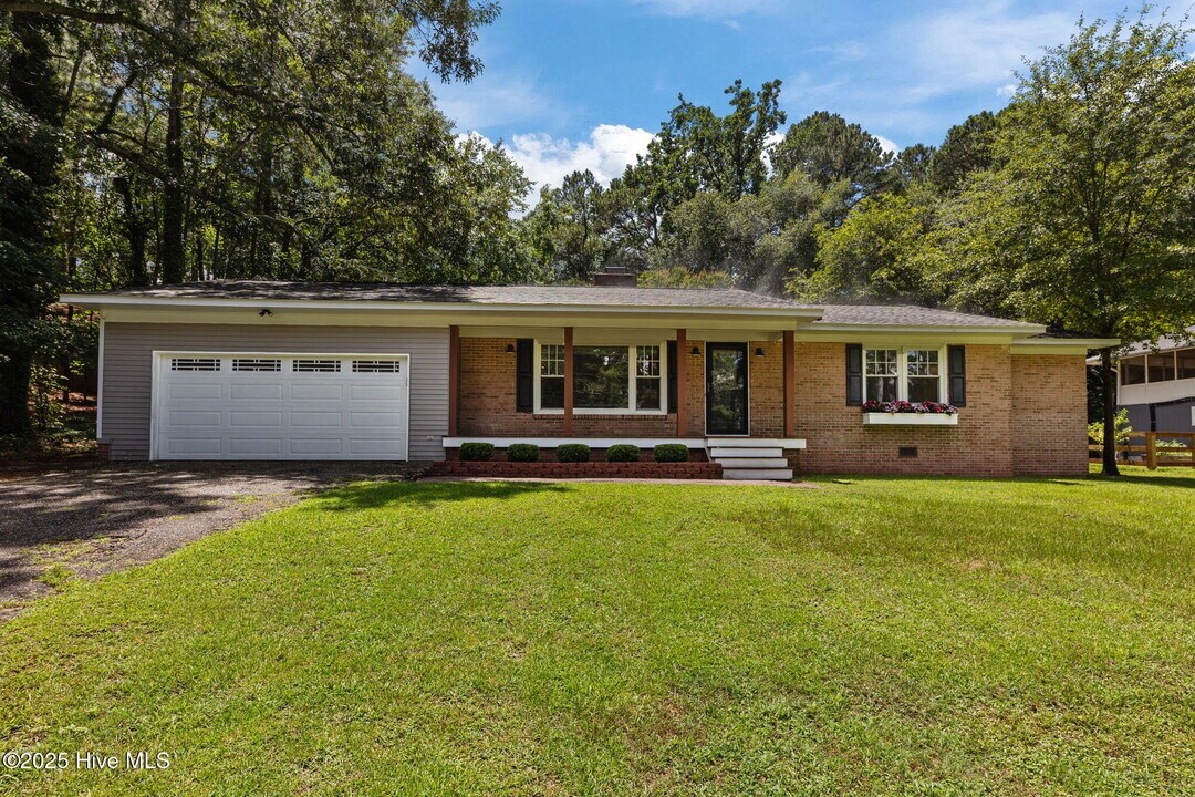 89 S Lakeshore Dr in Whispering Pines, NC - Building Photo