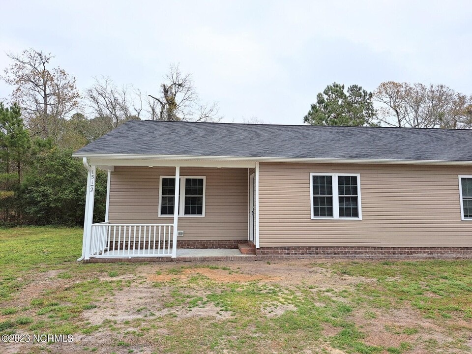 151 Oyster Ln in Hubert, NC - Building Photo