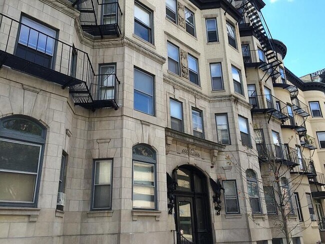 10 Westland Ave, Unit 228