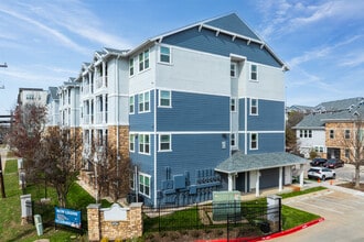 Arbors at Creekside Apartments in Austin, TX - Foto de edificio - Building Photo