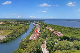 6226 Paradise Point Dr in Palmetto Bay, FL - Building Photo