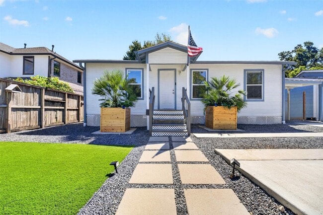 property at 908 1/2 Jewett St