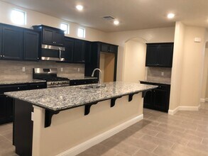 2047 W Sunnyview Ave in Visalia, CA - Foto de edificio - Building Photo