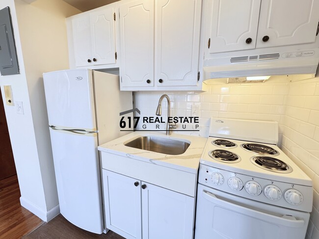 64 Brighton Ave, Unit 306 in Boston, MA - Building Photo - Building Photo