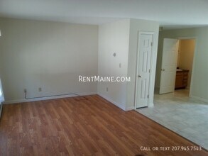 23 Patrick Dr in Hermon, ME - Foto de edificio - Building Photo