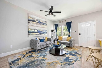 8138 Bassett St in Houston, TX - Foto de edificio - Building Photo