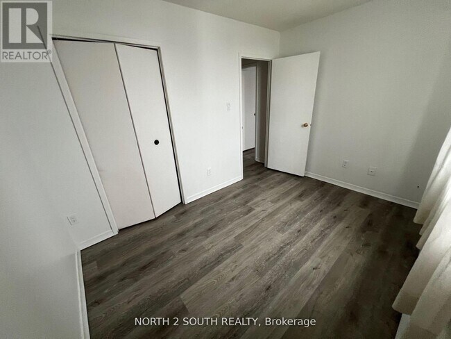3145-3145 Queen Frederica Dr in Mississauga, ON - Building Photo - Building Photo