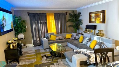 2214 S Cypress Bend Dr in Pompano Beach, FL - Foto de edificio - Building Photo