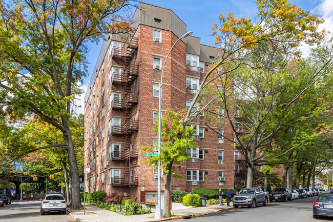 6692 Selfridge St in Forest Hills, NY - Building Photo - Building Photo