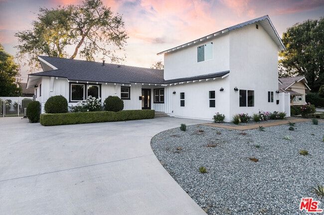 8335 Gladbeck Ave in Los Angeles, CA - Foto de edificio - Building Photo